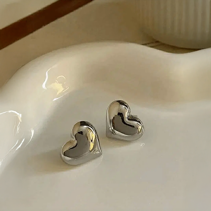 Coréna | Thick and Feminine Heart Earrings
