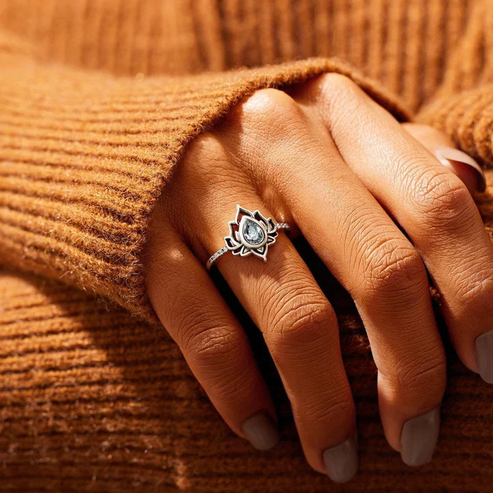 Calixa – Lotus Statement Ring