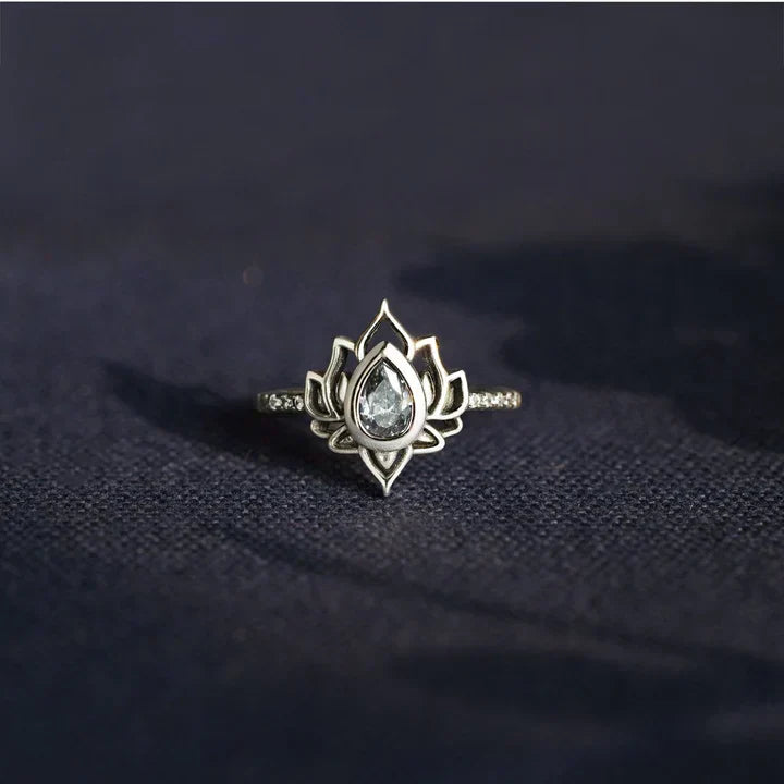 Calixa – Lotus Statement Ring