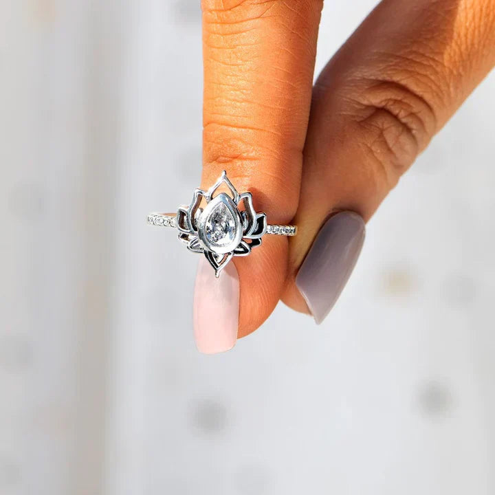 Calixa – Lotus Statement Ring