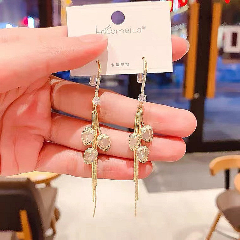 Brionelle – Flower Earrings with Shimmering Detail