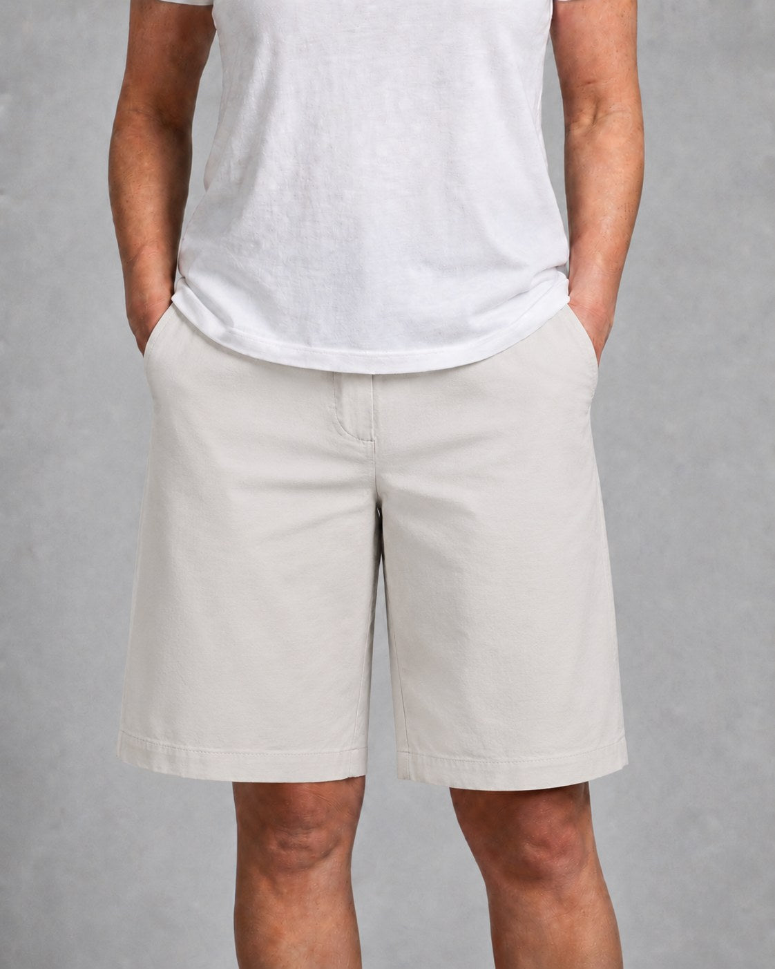 Leah | Women's High-Waist Knee-Length Shorts with Side Pockets, Straight-Leg Shorts | The Shrader Sisters | Groen