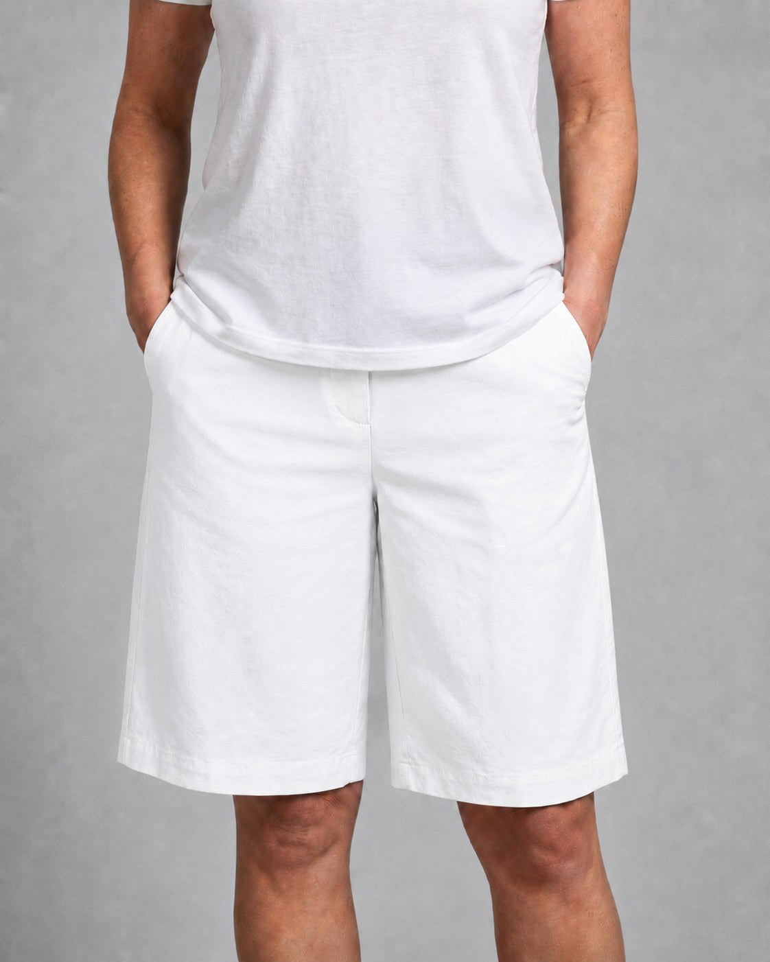 Leah | Women's High-Waist Knee-Length Shorts with Side Pockets, Straight-Leg Shorts | The Shrader Sisters | Lichtblauw